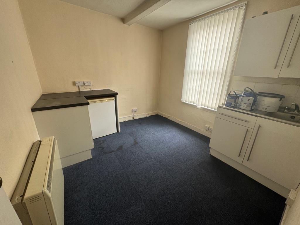 Lot: 98 - PERIOD TOWN CENTRE COMMERCIAL PREMISES - First floor kitchen